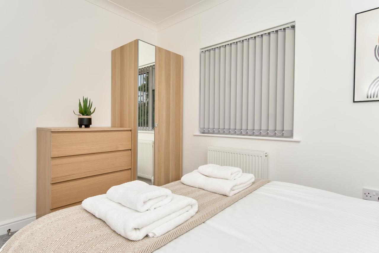 Beautiful 3 Bed Apartment In Bonchurch - Nr Ventnor - Large Outside Terrace & Parking - Dog Friendly - The Perfect Choice For Couples, Friends, Families - 5 Mins To Beach Eksteriør billede
