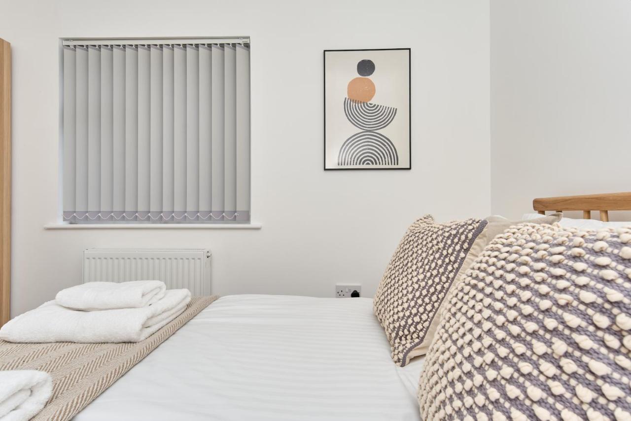 Beautiful 3 Bed Apartment In Bonchurch - Nr Ventnor - Large Outside Terrace & Parking - Dog Friendly - The Perfect Choice For Couples, Friends, Families - 5 Mins To Beach Eksteriør billede