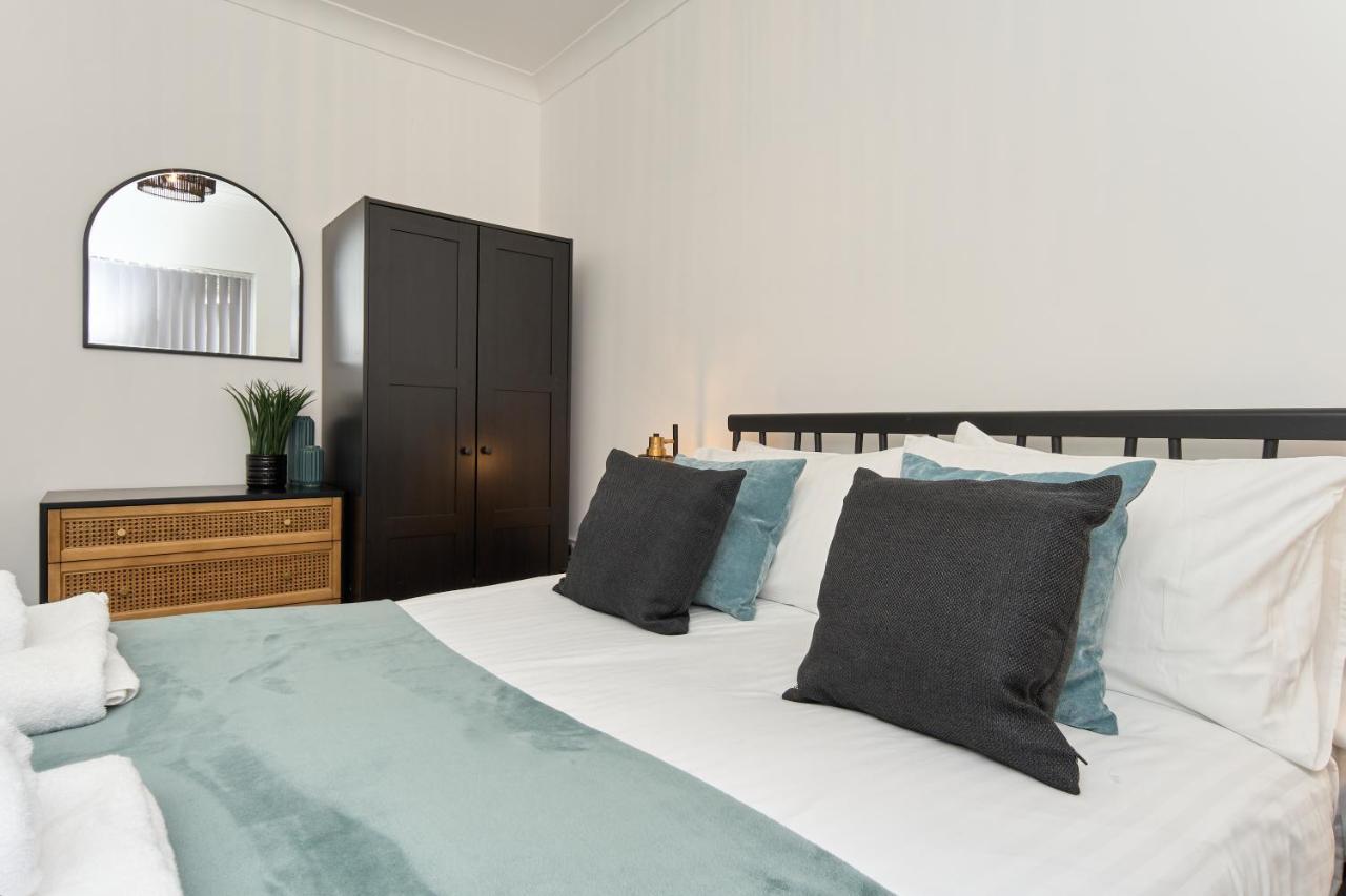 Beautiful 3 Bed Apartment In Bonchurch - Nr Ventnor - Large Outside Terrace & Parking - Dog Friendly - The Perfect Choice For Couples, Friends, Families - 5 Mins To Beach Eksteriør billede