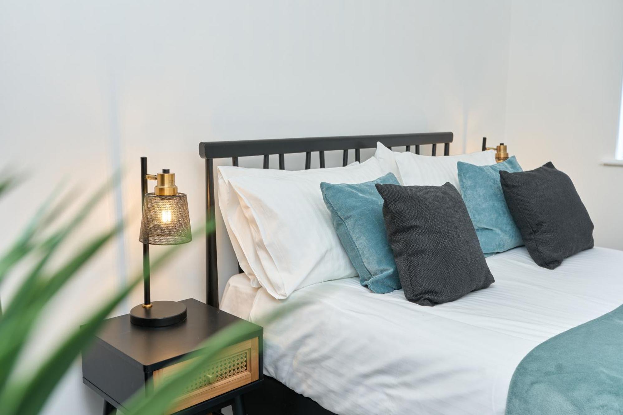 Beautiful 3 Bed Apartment In Bonchurch - Nr Ventnor - Large Outside Terrace & Parking - Dog Friendly - The Perfect Choice For Couples, Friends, Families - 5 Mins To Beach Eksteriør billede