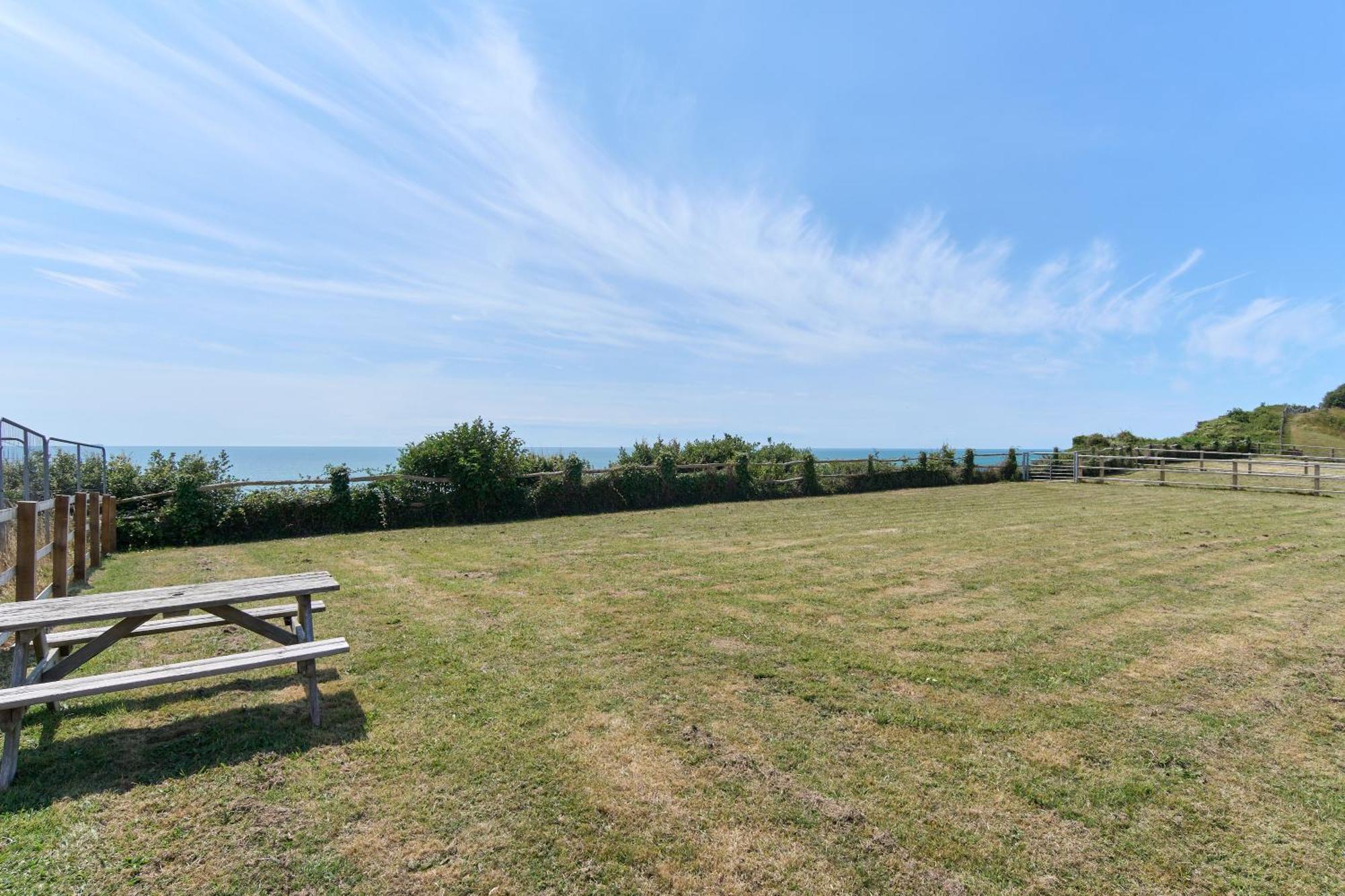 Beautiful 3 Bed Apartment In Bonchurch - Nr Ventnor - Large Outside Terrace & Parking - Dog Friendly - The Perfect Choice For Couples, Friends, Families - 5 Mins To Beach Eksteriør billede